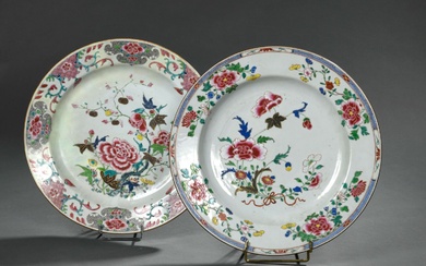 Deux grands plats en porcelaine famille rose,... - Lot 197 - Daguerre