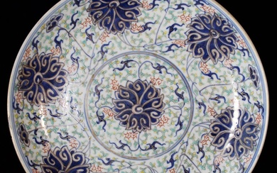 Dish - Coupe en porcelaine aux émaux Doucai à décor de Lotus et chauve-souris - Porcelain