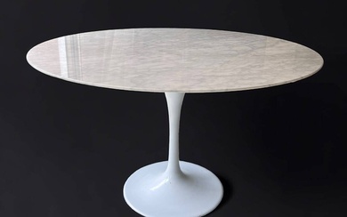 Eero SAARINEN (1910-1961) pour KNOLL Table à piètement dit "tulipe" en métal et rislin, plateau...