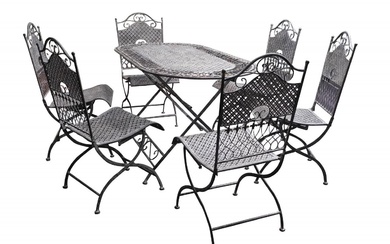 Ensemble de jardin composé d'une table et de six chaises en fer forgé. Chaises :...