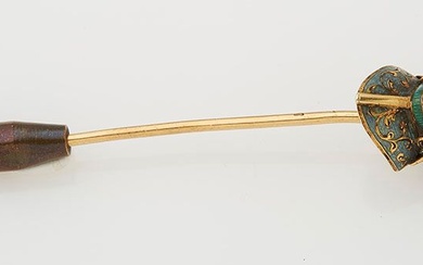 Epingle à cravate en or jaune (18 K) ornée d'une heaume de chevalier en émaux...