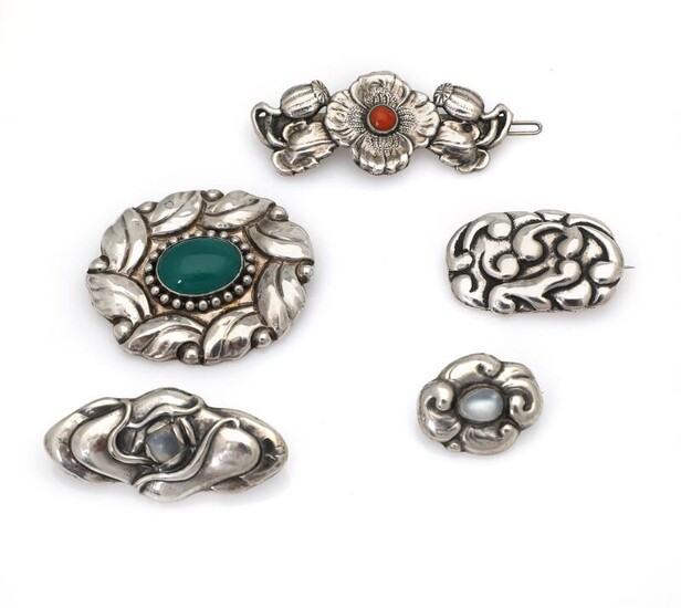 SOLD. Four jugend brooches and a hair clip respectively set with an agat, a coral and moonestone, mounted in silver. (5) – Bruun Rasmussen Auctioneers of Fine Art