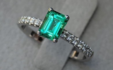 Gem Quality Certified - 14 kt. White gold - Ring - 0.67 ct Emerald - Diamonds, NO RESERVE