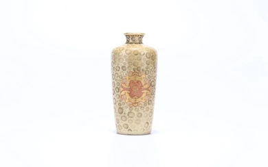 Gold-painted floral pattern snuff bottle