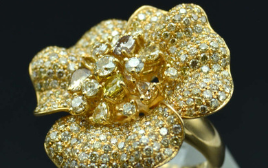 Gold ring in the shape of a flower with diamonds 21st century. Gold, 18 K, 357 natural diamonds (17 diamonds - 1.9-4.3 mm, 1.7 ct, VS-SI, light yellow/brown-fancy greenish yellow; 340 diamonds - 1.2-1.9 mm, 4.8 ct, VS-SI, Light yellow /brown-fancy...