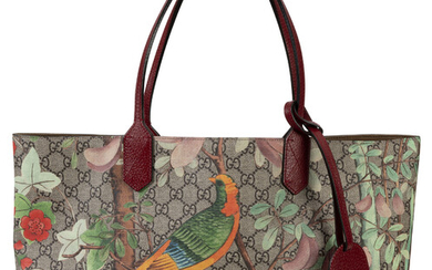 Gucci, sac Tote Tian GG Supreme, édition limitée en toile enduite monogram imprimé de d'oiseaux dans le forêt, poignées en cuir rouge