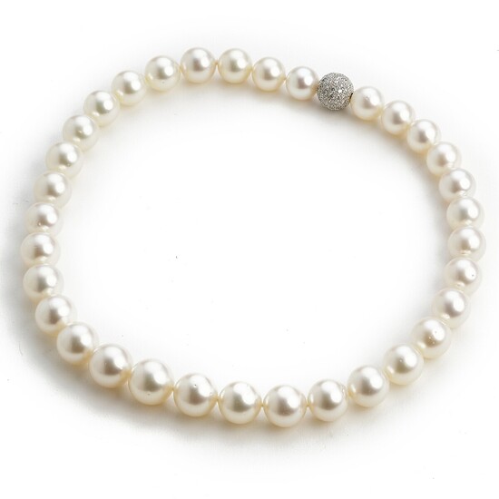 Hartmann's: A South Sea pearl and diamond necklace with cultured South Sea pearls and a clasp set with numerous diamonds, mounted in 18k white gold. F-G/VS.