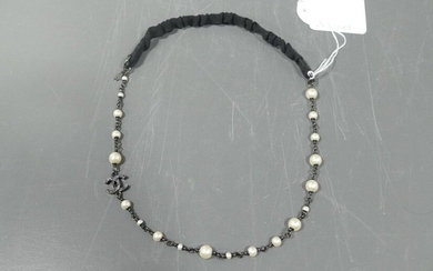 Head jewel / Chanel headband made of a black chain and pearly beads