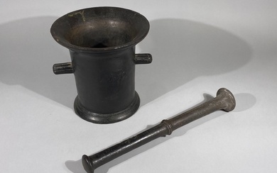 Important mortier et pilon, en bronze N°10. Travail du XVIIIe siècle ou XIXe siècle. Mortier...