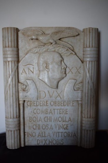 Italy - Large marble plate of the Fascist period with effigy of Mussolini and mottos
