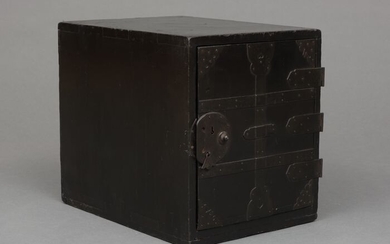 Kakesuzuri funa’dansu - Wood, Metal - Fully restored black lacquered ship safe (kakesuzuri funa dansu) to keep seals, money and docments. - Japan - Late Edo - early Meiji period