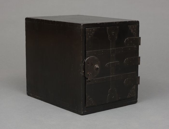 Kakesuzuri funa’dansu - Wood, Metal - Fully restored black lacquered ship safe (kakesuzuri funa dansu) to keep seals, money and docments. - Japan - Late Edo - early Meiji period