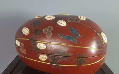 Lacquered box forming watermelon - Red lacquer encrusted with bone - Butterflies - Japan - Meiji period (1868-1912)