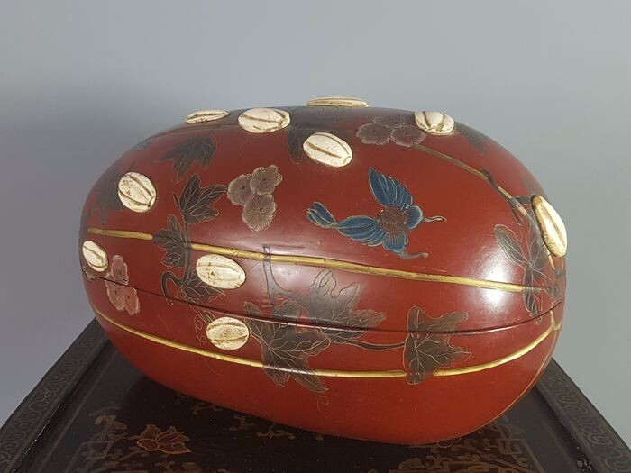 Lacquered box forming watermelon - Red lacquer encrusted with bone - Butterflies - Japan - Meiji period (1868-1912)