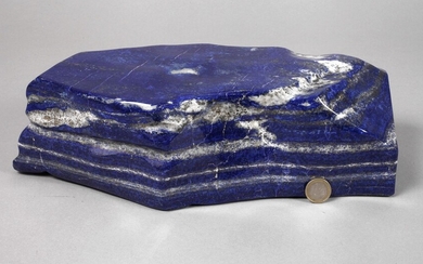 Lapis-lazuliGrand bloc de lapis-lazuli poli de couleur bleu intense, avec des inclusions typiques de pyrite...