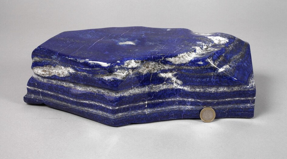 Lapis-lazuliGrand bloc de lapis-lazuli poli de couleur bleu intense, avec des inclusions typiques de pyrite...