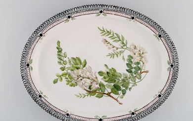 Large Royal Copenhagen Flora Danica serving dish in hand-painted porcelain. Dated 1948.