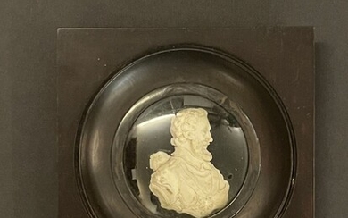 « Le Roi Henri IV ». Portrait sous verre en biscuit. Dans un cadre en...