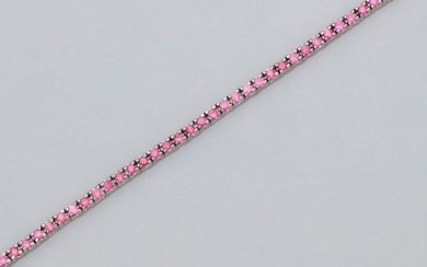 Line bracelet in white gold, 750 MM, highlighted with round pink rubies, total about 2.50 carats, length 18 cm, eight of security, weight: 7.85gr. gross.