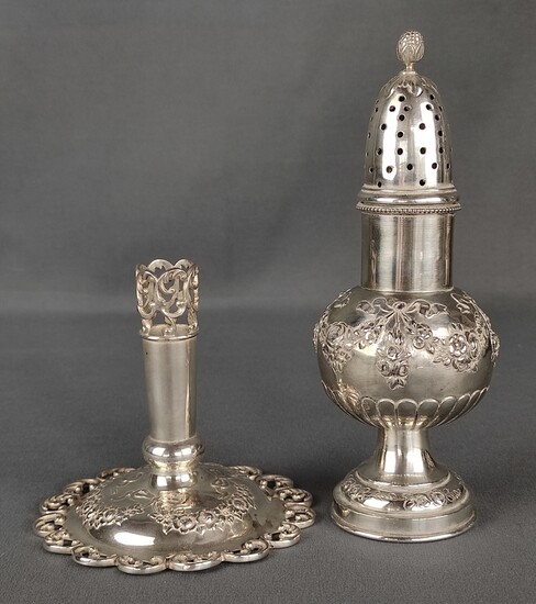 Lot, 2 parts, consisting of a small candlestick, sterling silver, h 9,5cm, 89g and a shaker, probab