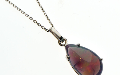 Lot 97 CHAINE et PENDENTIF en or gris 750/°°, le pendentif serti d'une opale en...
