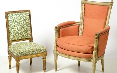 Lot de deux sièges Louis XVI comprenant: une chauffeuse en bois sculpté et doré garnie...