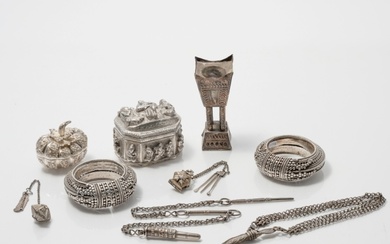 MOYEN ORIENT Lot en argent et métal argenté comprenant deux bracelets, un...