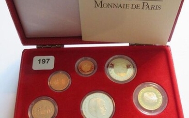 Monnaies Euros - Monaco - Coffret Série Belle Épreuve 2004, 9 monnaies dont 5 Euros Sainte Dévote en argent (14999 ex.) FDC sous capsule dans leur écrin d'origine avec certificat numéroté 953
