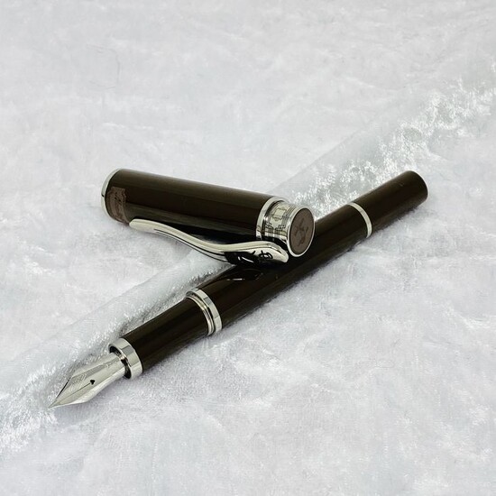 Montegrappa - Fountain pen - Montegrappa Icons Hemingway Novels Limited Edition Fountain Pen Fine Brown ISICH2IW