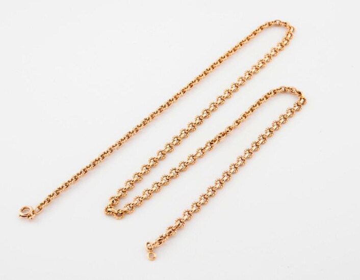 Neck chain in yellow gold (750) with forced mesh, partly twisted.