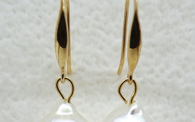 No Reserve Price - Akoya Pearls, Drop Shape, 8.67 X 10.2 mm and 8.73 X 9.9 mm Earrings - Approximately 24.39 mm from top to bottom - Yellow gold