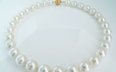 No Reserve Price - South sea pearls, Rare Huge Round 12 X 15.2 mm - Necklace, 18 kt. Yellow Gold - Diamonds