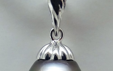 No Reserve Price - Tahitian Pearl, Vibrant Green Peacock, Drop-Shaped, 9.23 X 9.45 mm - Pendant - 18 kt. White gold