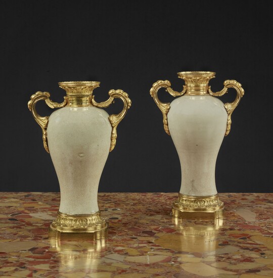 PAIRE DE VASES MONTÉS D'ÉPOQUE LOUIS XVI En porcelaine céladon craquelée restaurée, Chine, XVIIIe siècle,...