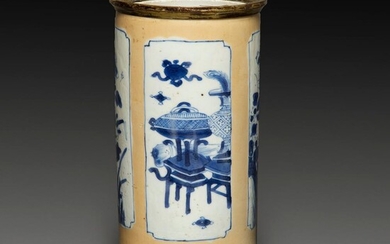 PORTE-PINCEAUX en porcelaine, à décor en réserve bleu et blanc d'objets mobiliers et compositions florales reposant sur un fond...
