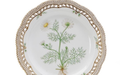 SOLD. "Perlestellet" porcelain dinner plate decorated in colours and gold. 3526. Royal Copenhagen. Diam. 27 cm. – Bruun Rasmussen Auctioneers of Fine Art