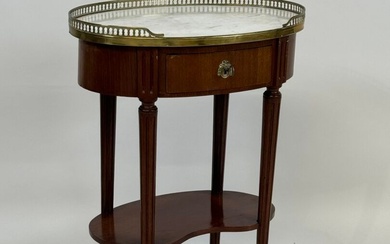 Petite table volante ovale en placage d'acajou, ouvrant par un tiroir, dessus de marbre blanc,...
