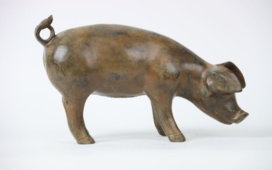 Pierre CHENET (XXe siècle), Cochon, bronze signé au-dessous. Longueur : 30 cm. Hauteur : 17...