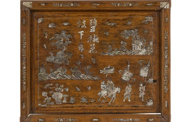 Porte de meuble en bois incrusté de nacre à décor de personnages chinois partant à...
