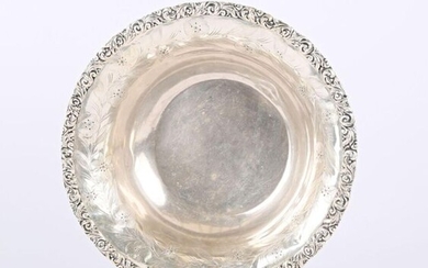 Salad bowl in 925 sterling silver, round shape with engraved decoration of a frieze of flowering branches and the border hemmed with rinceaux feullagés aux grains