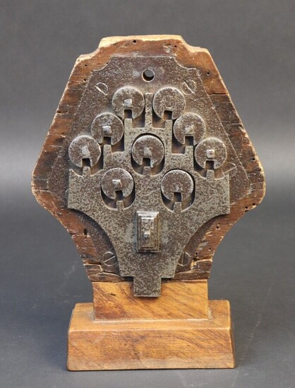 Combination lock. Locking by rotation of nine circular locks. Polygonal lock. Period XVII°, XVIII°. Height 13,3cm. Traces of oxidation and small missing parts.