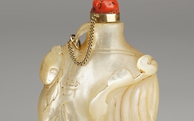 Snuff Bottle - Mother of Pearl - Magu 麻姑 - China - Qing Dynasty (1644-1911)