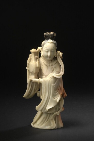 Statuette de femme en stéatite sculptée Chine,... - Lot 97 - Daguerre
