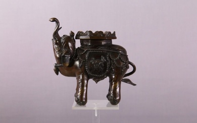 Statuette en bronze, vers 1900, probablement de l'Inde, éléphant, richement décorée, H. 19 cm
