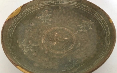 Stoneware dish with Celadon glaze and inlaid design with Japanese Kintsugi (gold repair) - Celadon Porcelain - Korea - 17th century (Joseon period)