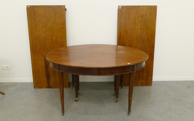 Table ovale à allonges en acajou poli à 6 pieds et 2 allonges (Ht.73 x...