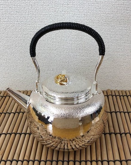 Teapot - Sterling silver and wooden boxes - A fine silver pot - Original tomobako with signature and seal 'Jungindo' 純銀堂 - Japan - Heisei period (1989-2019)