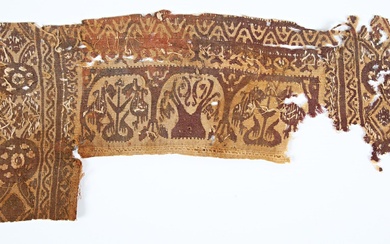 Textile présentant plusieurs frises étagées... - Lot 297 - Vasari Auction