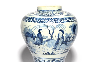 Un grand vase en faïence, vers 1750, de forme balustre, peint en bleu avec des...