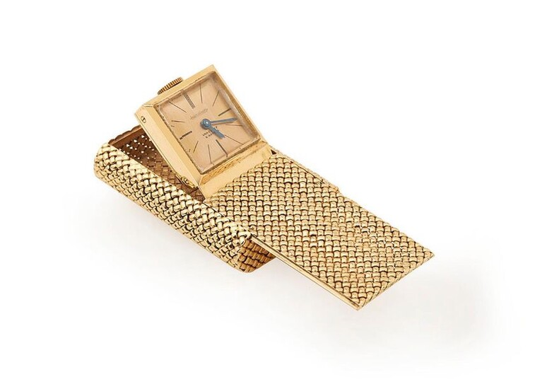 VAN CLEEF & ARPELS, circa 1950. Hooded bag watch, called Captive, in 18K (750/°°) yellow gold with wickerwork decoration, gold dial, blued steel hand. Mechanical Jaeger Lecoultre movement. Signed and numbered, the watch is held in place by a vest chain.